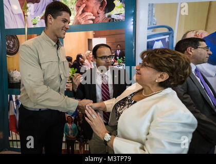 SAN Salvador El Salvador (Agosto 30, 2016) - USA Navy Lt. La Cmdr. Patrick McKenna Sud Stazione di partenariato 2016's (SPS 16) Medico Team di impegno (MET) leader, parla con El Salvador il Ministro della Salute, Elvia Violeta Menjivar dopo una domanda-risposta seminario. L'impegno medico team continua il SPS 16 missione in El Salvador dopo aver recentemente completato gli impegni in Honduras. SPS 16 è una serie annuale di U.S. Le distribuzioni di marina incentrato su un esperto in materia di scambi con i partner nazione le forze armate e delle forze di sicurezza in America centrale e del Sud e nei Caraibi. I MILITARI USA Foto Stock