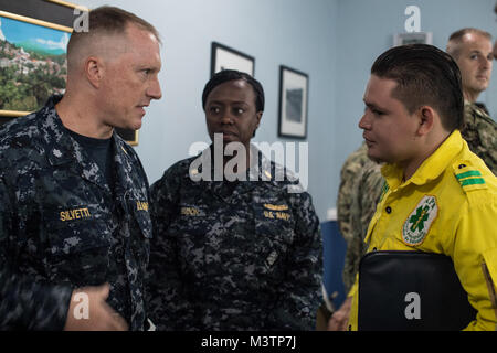 CABANAS, El Salvador (Agosto 31, 2016) - USA Navy Cmdr. Tony Silvetti, un ginecologo assegnato all'Ospedale Navale di Camp Lejeune, colloqui con un El salvadoregno professionista medico circa a sud della stazione di partenariato 2016's (SPS 16) missione medica durante un incontro a Cabanas municipio in El Salvador. L'impegno medico team continua il SPS 16 missione in El Salvador dopo aver recentemente completato gli impegni in Honduras. SPS 16 è una serie annuale di U.S. Le distribuzioni di marina incentrato su un esperto in materia di scambi con i partner nazione le forze armate e delle forze di sicurezza in America centrale e del Sud e Foto Stock