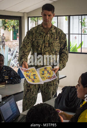 CABANAS, El Salvador (Agosto 31, 2016) - USA Navy Lt. La Cmdr. Patrick McKenna, una medicina preventiva officer assegnato alla Naval ambientale Medicina Preventiva unità 2, mostra del sud della stazione di partenariato 2016's (SPS 16) di materiali per la formazione che un gruppo di San Salvador El personale medico durante una riunione in Cabanas, El Salvador. L'impegno medico team continua il SPS 16 missione in El Salvador dopo aver recentemente completato gli impegni in Honduras. SPS 16 è una serie annuale di U.S. Le distribuzioni di marina incentrato su un esperto in materia di scambi con i partner nazione le forze armate e delle forze di sicurezza nella CE Foto Stock