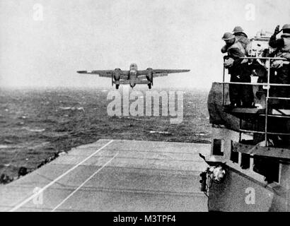 Un USAAF B-25 bombardiere si toglie dal ponte della portaerei USS Hornet en route a Tokyo per il bombardamento di missione che divenne noto come il 'Doolittle Raid' dopo il leader della missione Lt. Col. James H. Doolittle. su Tokyo, Sabato 18 Aprile, 1942. Il bombardamento da parte degli Stati Uniti d'America sul capitale giapponese a Tokyo e in altri luoghi dell'isola di Honshu durante la II Guerra Mondiale, è stato il primo raid aereo a colpire la casa giapponese isole. Sedici B-25B Mitchell bombardieri medi sono state avviate senza fighter escort DA PARTE DEGLI STATI UNITI Navy portaerei USS Hornet nel profondo del Western Pa Foto Stock