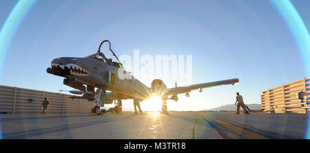 Il sole tramonta Luglio 16, 2012, come un-10C Thunderbolt II si siede sulla rampa presso la Base Aerea Militare di Nellis Nev. Equipaggio dal 23d Ala, 74Fighter Squadron, a Moody Air Force Base, Ga., sono le missioni di volo da Nellis durante l'esercizio bandiera rossa 12-4. La formazione sortite scatenerà fino a otto MK-82 bombe al giorno e tanto quanto 5.000 tornate dal A-10's 30 mm cannoni. (U.S. Air Force foto di Master Sgt. Sonny Cohrs) RedFlag017 da AirmanMagazine Foto Stock