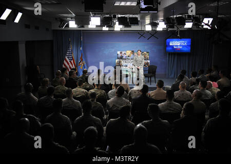 Stati Uniti Air Force Tech Sgt. Holly Roberts-Davis, ospite di "Worldwide truppa parlare", si prepara a ricevere la mostra andando come essa interagisce con il live studio pubblico appena prima dell'arrivo del Segretario della Difesa, gli onorevoli Carter di cenere. (DoD foto di Marvin Lynchard) 160921-D-FW736-005 dal DoD Notizie Foto Foto Stock