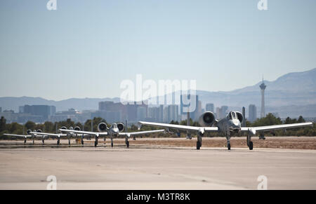 A-10C IIs Thunderbolt taxi giù giù la pista durante la fase di esercizio bandiera rossa 12-4 presso la Base Aerea Militare di Nellis Nev. A-10s sono assegnati a Moody AFB, e la base del 23° Ala è l'ala di piombo per la bandiera rossa di quest'anno e ha più di 200 persone distribuite a Nellis AFB per supportare l'Air Combat Readiness esercizio. (U.S. Air Force foto/Staff Sgt. Christopher Hubenthal) RedFlag001 da AirmanMagazine Foto Stock