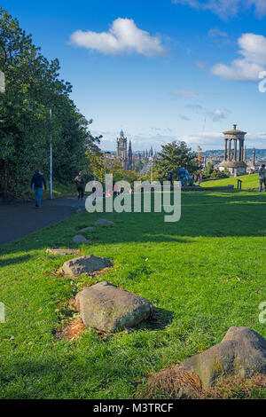 Il centro di Edimburgo e Princes street, da Calton Hill, Dugald Stewart, monumento, Edimburgo, Scozia, Regno Unito. Foto Stock