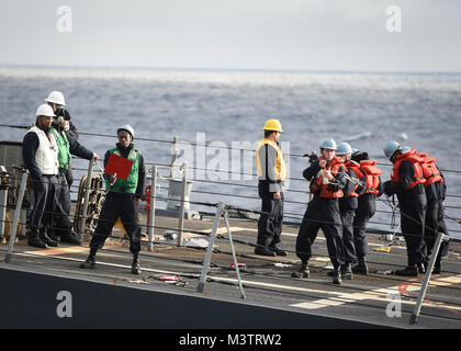 Oceano Pacifico (ott. 16, 2016) - velisti assegnati al Arliegh Burke-class guidato-missile destroyer USS Chafee (DDG 90) uomo un telefono e linea a distanza durante un rifornimento pianificato in mare con la portaerei USS Nimitz CVN (68). Nimitz è in corso per completare il ponte di volo e di certificazione delle qualifiche del gestore per un prossimo 2017 deployment. (U.S. Navy foto di Sottufficiali di seconda classe Siobhana R. McEwen) USS Chafee (DDG 90) Cuoce a vapore con USS Nimitz CVN (68) da USS NIMITZ CVN (68) Foto Stock