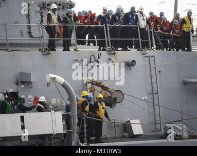 Oceano Pacifico (ott. 16, 2016) - OCEANO PACIFICO (ott. 16, 2016) - velisti assegnati al Arliegh Burke-class guidato-missile destroyer USS Chafee (DDG 90) preparare per un rifornimento pianificato in mare con la portaerei USS Nimitz CVN (68). Nimitz è in corso per completare il ponte di volo e di certificazione delle qualifiche del gestore per un prossimo 2017 deployment. (U.S. Navy foto di Sottufficiali di seconda classe Siobhana R. McEwen) USS Chafee (DDG 90) Cuoce a vapore con USS Nimitz CVN (68) da USS NIMITZ CVN (68) Foto Stock