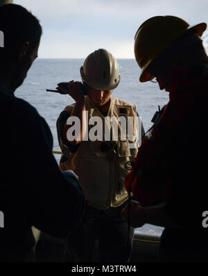 Oceano Pacifico (ott. 16, 2016) - Ensign Colleen Willmington, nativo di Leon, Kan., attende per passare ordini ai marinai durante la conduzione di un programmato in corso il rifornimento a bordo USS Nimitz CVN (68). Nimitz è in corso per completare il ponte di volo e di certificazione delle qualifiche del gestore per un prossimo 2017 deployment. (U.S. Navy foto di Sottufficiali di terza classe Samuel pancetta/RILASCIATO) 161016-N-DA-275-010 da USS NIMITZ CVN (68) Foto Stock