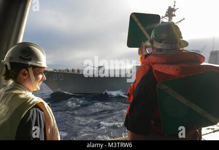 Oceano Pacifico (ott. 16, 2016) - Ensign Colleen Willmington (sinistra), nativo di Leon, Kan., incarica il marinaio Kasey Ringnalda, nativo di Dayton, Ore. in comunicazione di segnali durante una prevista in corso il rifornimento a bordo USS Nimitz. Nimitz è in corso per completare il ponte di volo e di certificazione delle qualifiche del gestore per un prossimo 2017 deployment. (U.S. Navy foto di Sottufficiali di terza classe Samuel pancetta/RILASCIATO) 161016-N-DA-275-096 da USS NIMITZ CVN (68) Foto Stock