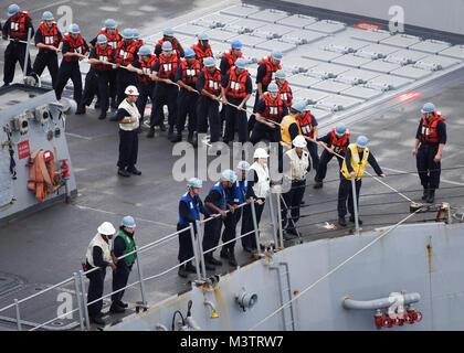 Oceano Pacifico (ott. 16, 2016) - velisti assegnati al Arleigh Burke-class missile destroyer USS Chafee (DDG 90) uomo una linea durante un rifornimento pianificato in mare con la portaerei USS Nimitz CVN (68). Nimitz è in corso per completare il ponte di volo e di certificazione delle qualifiche del gestore per un prossimo 2017 deployment. (U.S. Foto di Marina con marinaio Weston A. Mohr/RILASCIATO) 161016-N-UM507-046 da USS NIMITZ CVN (68) Foto Stock