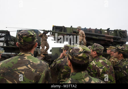 Stati Uniti Esercito il sergente U.S. Eric Terlau (destra) e Pvt. 1. Classe Draney (sinistra), i soldati con il 5° 7° Battaglione di difesa aerea reggimento di artiglieria, breve membri rumeno della Air Force su "Patriot" Lanciamissili funzionalità durante un "Patriot Shock" esercizio di Capu Midia, Romania il 7 novembre 2016. Il giro delle prove di esercizio dell'unità di risposta rapido deployment readiness e aumenta l interoperabilità con "Patriot" Missile Systems e i loro partner rumeno. (DoD News foto da Tech. Sgt. Brian Kimball) 161107-F-QP401-033 dal DoD Notizie Foto Foto Stock