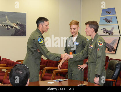 Lt. Col. Chris Keithley (da sinistra), 416th prova di volo comandante dello squadrone, grazie F-16 allievo pilota Ocho e il Mag. Luca O'Sullivan, 152Fighter Squadron, Arizona Air National Guard, per visitare il 416th FLTS Agosto 25, 2016. (U.S. Air Force foto/Kenji Thuloweit) 160825-F-LO365-099 da AirmanMagazine Foto Stock