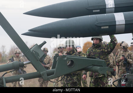 Membri rumeno della Air Force dimostrano la capacità della "Hawk" sistema missilistico per soldati dal 5° Battaglione, settima la difesa aerea reggimento di artiglieria durante un "Patriot Shock" esercizio di Capu Midia, Romania il 7 novembre 2016. Il giro delle prove di esercizio dell'unità di risposta rapido deployment readiness e aumenta l interoperabilità con "Patriot" Missile Systems e i loro partner rumeno. (DoD News foto da Tech. Sgt. Brian Kimball) 161107-F-QP401-047 dal DoD Notizie Foto Foto Stock