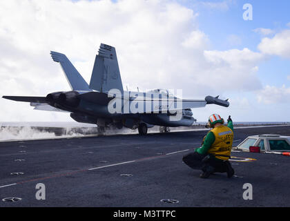 Oceano Pacifico (nov. 27, 2016) - Un EA-18G Growler, da Lupi grigi di Attacco Elettronico Squadron (VAQ) 142, si prepara a lanciare da una catapulta a bordo della portaerei USS Nimitz CVN (68). Nimitz è attualmente in corso su misura di conduzione della nave la disponibilità di formazione e valutazione finale problema (TSTA/FEP), che valuta l'equipaggio sulle loro prestazioni nel corso di esercizi di allenamento e di scenari del mondo reale. Una volta completata Nimitz TSTA/FEP cominceranno a bordo di ispezione e di indagine (INSURV) e composito unità di addestramento Esercizio (COMPTUEX) nella preparazione di un imminente 2017 deployment. (U.S Foto Stock