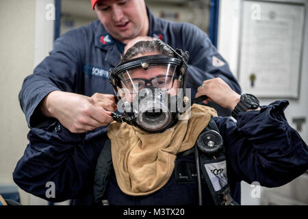 170128-N-ZY039-058 OCEANO ATLANTICO (GEN. 28, 2017) Turbina a gas tecnico dei sistemi (meccanici) Fireman Nicole Alvarez, assegnati alle visite-missile destroyer USS Laboon (DDG 58), dons protezione ingranaggio antincendio durante un quartieri generali trapano. Laboon viene implementato con George H.W. Bush Carrier Strike gruppo a sostegno di le operazioni di sicurezza marittima e di teatro la cooperazione in materia di sicurezza gli sforzi negli Stati Uniti La quinta e la sesta flotta aree di responsabilità. (U.S. Foto di Marina di Massa lo specialista di comunicazione di terza classe J. R. DiNiro/RILASCIATO) 170128-N-ZY039-058 dal curatore di fotografia Foto Stock