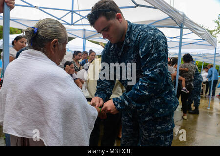 170203-N-YM856-064 (feb. 3, 2017) puerto barrios, Guatemala - Ospedale Corpsman 3rd Class Dillon McDonough, nativo di Jacksonville, Florida, assegnato all'Ospedale Navale di Jacksonville, luoghi di una banda di registrazione su una nazione ospite paziente presso la continua promessa 2017 (CP-17) sito medico in Puerto Barrios, Guatemala. CP-17 è un U.S. Comando sud-sponsorizzato e U.S. Forze Navali Comando meridionale/STATI UNITI 4a flotta-condotto di distribuzione condotta civile-militare comprendente le operazioni di assistenza umanitaria, impegni di formazione e medico, dentista e supporto di veterinari in uno sforzo per mostrare U.S. sup Foto Stock