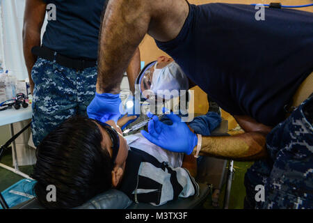 170203-N-YM856-091 (feb. 3, 2017) puerto barrios, Guatemala - Lt. Farid Hamidzadeh, nativo di Fort Lauderdale, Florida, e un dentista assegnato all'Ospedale Navale di Jacksonville, Florida, amministra un topico agente di intorpidimento di una nazione ospite paziente presso la continua promessa 2017 (CP-17) sito medico in Puerto Barrios, Guatemala. CP-17 è un U.S. Comando sud-sponsorizzato e U.S. Forze Navali Comando meridionale/STATI UNITI 4a flotta-condotto di distribuzione condotta civile-militare comprendente le operazioni di assistenza umanitaria, impegni di formazione e medico, dentista e supporto di veterinari in uno sforzo per mostrare Foto Stock