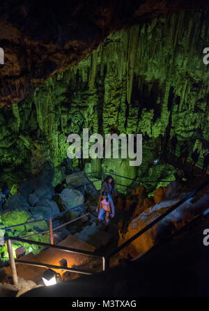 170209-N-PL946-038 Creta, Grecia (feb. 9, 2017) velisti assegnati per la portaerei USS George H.W. Bussola (CVN 77) transito di una grotta all'interno del Monte Ida durante una morale, benessere e ricreazione (MWR) tour. La nave portante del gruppo di sciopero sta conducendo operazioni navali negli Stati Uniti Sesta flotta area di operazioni a sostegno degli Stati Uniti per gli interessi di sicurezza nazionali. (U.S. Foto di Marina di Massa lo specialista di comunicazione 2a classe Spencer Fling Festival/RILASCIATO) 170209-N-PL946-038 dal curatore di fotografia Foto Stock