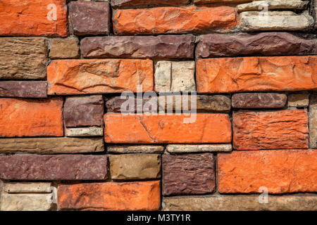 Wal costruito di fabbricati, cemento artificiale di colore arancio mattoni. Foto Stock