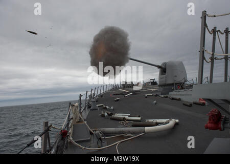 170403-N-ZE250-235 Cape Wrath, Scozia (3 aprile 2017) un contrassegno 45 5 pollici pistola leggera gli incendi a bordo della Arleigh Burke-class guidato-missile destroyer USS Carney (DDG 64) come la nave conduce la superficie navale fire supporta le qualifiche in Cape Wrath, Scozia. Carney è distribuita a Rota, Spagna, conducendo la sua pattuglia di terzi negli Stati Uniti Sesta flotta area di operazioni a sostegno degli Stati Uniti per gli interessi di sicurezza nazionali in Europa. (U.S. Foto di Marina di Massa lo specialista di comunicazione di terza classe Weston Jones/RILASCIATO) 170403-N-ZE250-235 dal curatore di fotografia Foto Stock