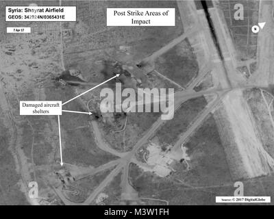 170407-N-XX999-003 WASHINGTON (Aprile 7, 2017 Battaglia di valutazione del danno di immagine Shayrat Airfield, Siria, seguenti U.S. Tomahawk land attack missile colpisce il 7 aprile 2017 dalla USS Ross (DDG 71) e USS Porter (DDG 78), Arleigh Burke-class guidato-missile cacciatorpediniere. Gli Stati Uniti hanno sparato missili Tomahawk in Siria in rappresaglia per il regime di Bashar Assad utilizzando agenti nervini per attaccare il suo popolo. (U.S. Navy foto/RILASCIATO) 170407-N-XX999-003 dal curatore di fotografia Foto Stock