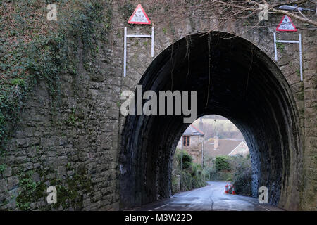 Una strada sotto un ponte ferroviario Foto Stock