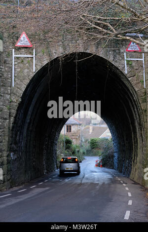 Una strada sotto un ponte ferroviario Foto Stock