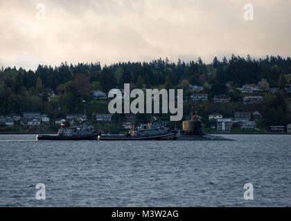 BREMERTON, nello Stato di Washington (26 aprile 2017) velisti assegnati per il gatto artico-classe fast-attacco sommergibile USS Connecticut (SSN 22) torna a casa per la Base Navale Kitsap-Bremerton, a seguito di un prolungato in corso. Connecticut è il secondo della marina di tre gatto artico-sommergibili classe, progettato per essere più veloce e più silenzioso di sua Los Angeles-class controparte. (U.S. Foto di Marina di Massa lo specialista di comunicazione 1a classe Amanda R. Gray/RILASCIATO) 170426-N-UD469-024 dalla Base Navale di Kitsap (NBK) Foto Stock