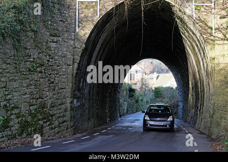 Una strada sotto un ponte ferroviario Foto Stock