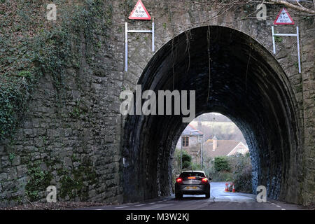 Una strada sotto un ponte ferroviario Foto Stock