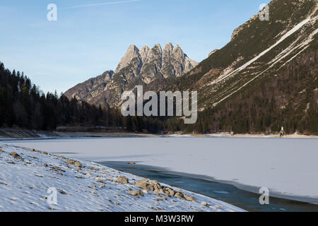 Il lago del Predil (Predil Lago) in inverno con le cinque punte mountain in background, Friuli Venezia Giulia, Italia Foto Stock