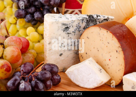 Vari tipi di formaggio e uva closeup immagine. Foto Stock
