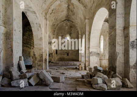 Il abondoned chiesa medievale del borgo Khndzoresk una comunità rurale nel sud-est dell'Armenia, Foto Stock