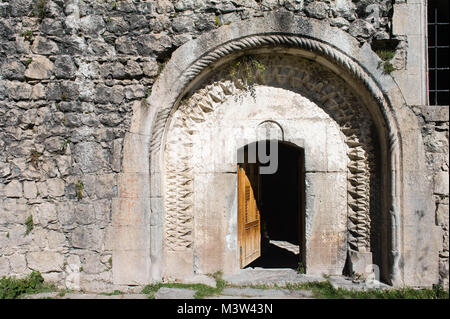 Il abondoned chiesa medievale del borgo Khndzoresk una comunità rurale nel sud-est dell'Armenia, Foto Stock