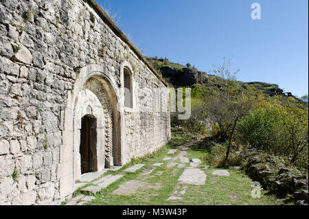 Il abondoned chiesa medievale del borgo Khndzoresk una comunità rurale nel sud-est dell'Armenia, Foto Stock