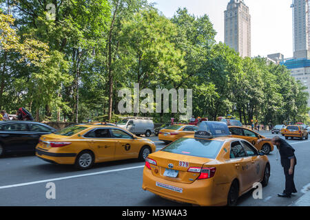 Un hotel concierge era dirigere il taxicabs nella città di New York, New York, Stati Uniti. Foto Stock