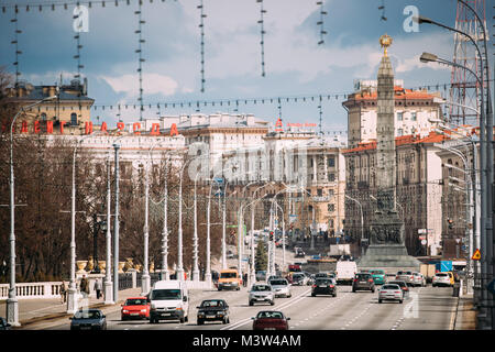 Minsk, Bielorussia - Aprile 7, 2017: il traffico al Viale Indipendenza sul Monumento di sfondo con la fiamma eterna sulla piazza della Vittoria nella giornata di sole. Foto Stock