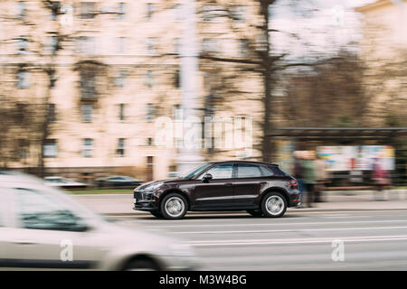 Minsk, Bielorussia - Aprile 7, 2017: marrone Colore Porsche Macan in movimento veloce su strada. Foto Stock