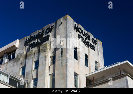 La House of Fraser logo visualizzato al di sopra di uno dei suoi grandi magazzini a Plymouth, Devon. Foto Stock