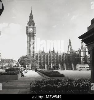 Degli anni Cinquanta, storico vista su Piazza del Parlamento che mostra le case del Parlamento e della ClockTower, Londra, Inghilterra, Regno Unito. Foto Stock