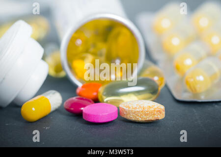 Pills fuoriuscita di pillola bottiglia Foto Stock