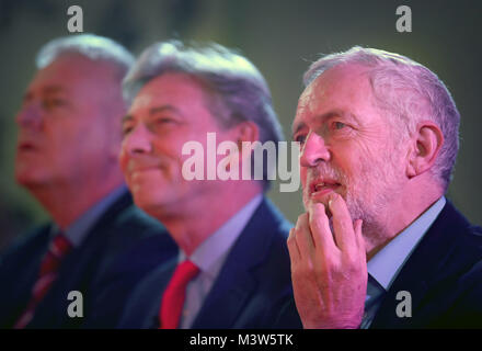 Leader laburista Jeremy Corbyn (a destra) durante una campagna al rally Shottstown minatori benessere Hall, Penicuik, Midlothian, come egli inizia una campagna tour attraverso parti del paese. Foto Stock