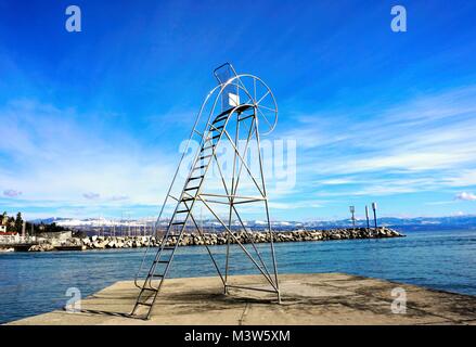 Torre di Baywatch sedia vuota su una spiaggia in Croazia all'inverno giornata di sole Foto Stock