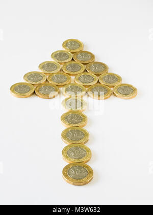 New British pound monete realizzato in forma di una freccia Foto Stock