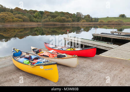 Canoe sullo scalo a Crom Estate, superiore del Lough Erne, County Fermanagh, Irlanda del Nord. Foto Stock
