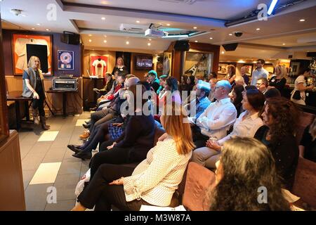 I Beatles John Lenno e la sorella di Julia Baird Foto Stock