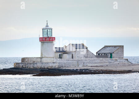 La paglia Island Lighthouse, Inishmore, Isole Aran, nella contea di Galway, Irlanda. Foto Stock