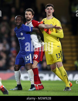 Chelsea di Victor Moses (sinistra), West Bromwich Albion Jay Rodriguez e Chelsea portiere Thibaut Courtois (destra)durante il match di Premier League a Stamford Bridge, Londra. Foto Stock
