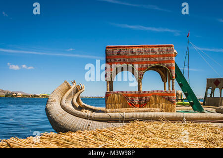 Un totora barca a Uros island, il lago Titicaca, Perù Foto Stock