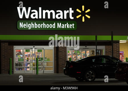 WILSON, NC - Gennaio 25, 2018: un Walmart vicinato Mercato è aperto durante la notte. Dal 31 ottobre 2017 ci sono stati 701 Walmart mercati di prossimità, ea Foto Stock