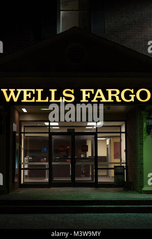 WILSON, NC - Gennaio 25, 2018: Un Wells Fargo Bank entrata a notte. Wells Fargo & Company è un American international servizi bancari e finanziari Foto Stock
